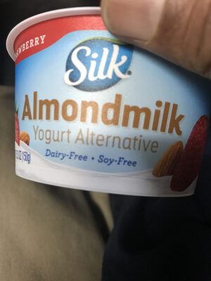 Almondmilk yogurt alternative
