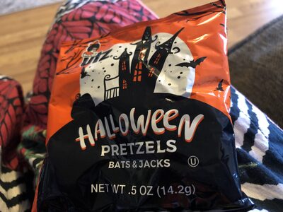 Herr's, halloween treat packs - pretzels, chocolate - 0072600074484